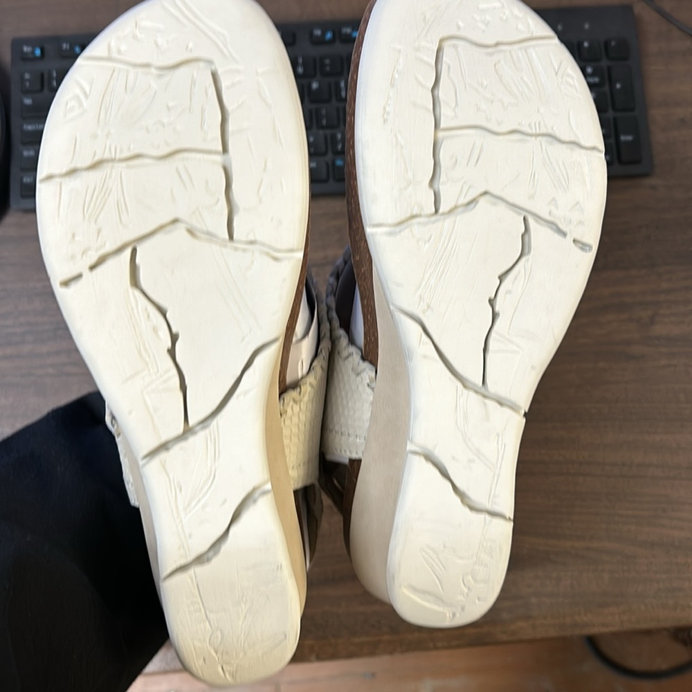 OtBt Women Ivory Wedges - Picture 4 of 4